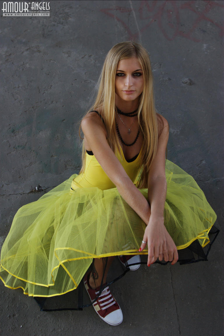 Hellish gallerie glamour picture art nude photos avril