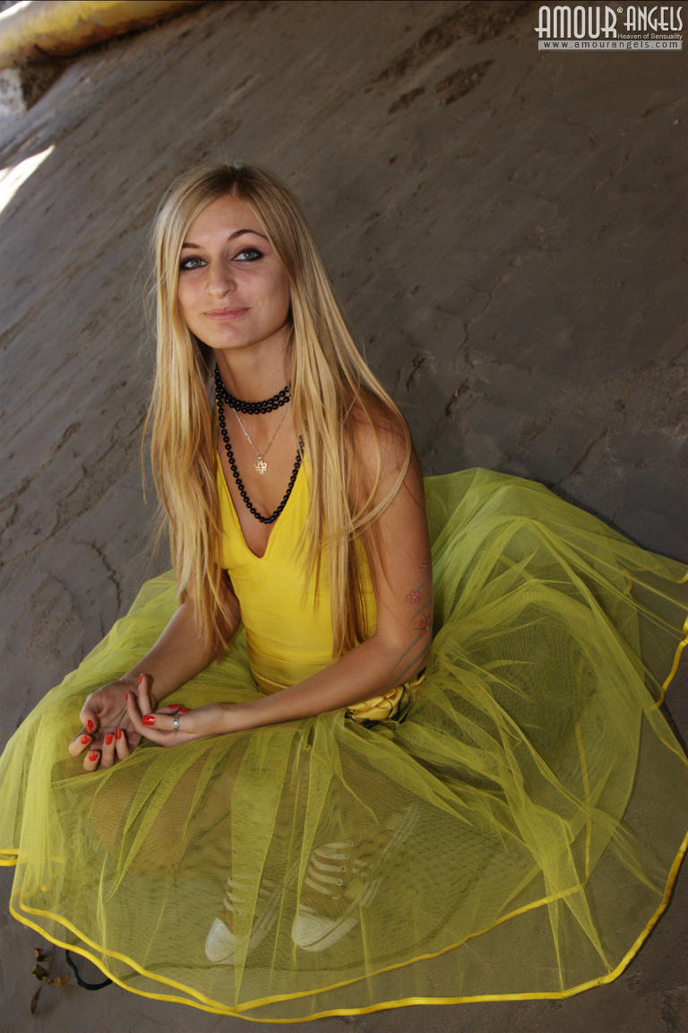 Hellish gallerie glamour picture art nude photos avril