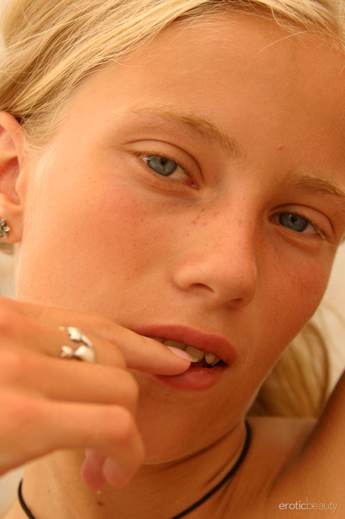 Body modeling naked girls